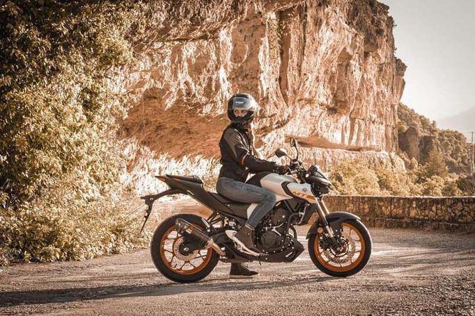 Motos Pedro C.B. persona en moto